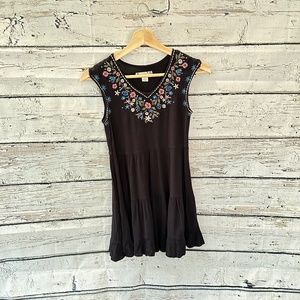 Black, v-neck sleeveless girls dress